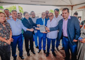 Prefeito assina termo de incorporação da Comunidade Aratu ao patrimônio da União e projeta regularização fundiária e obras de urbanização