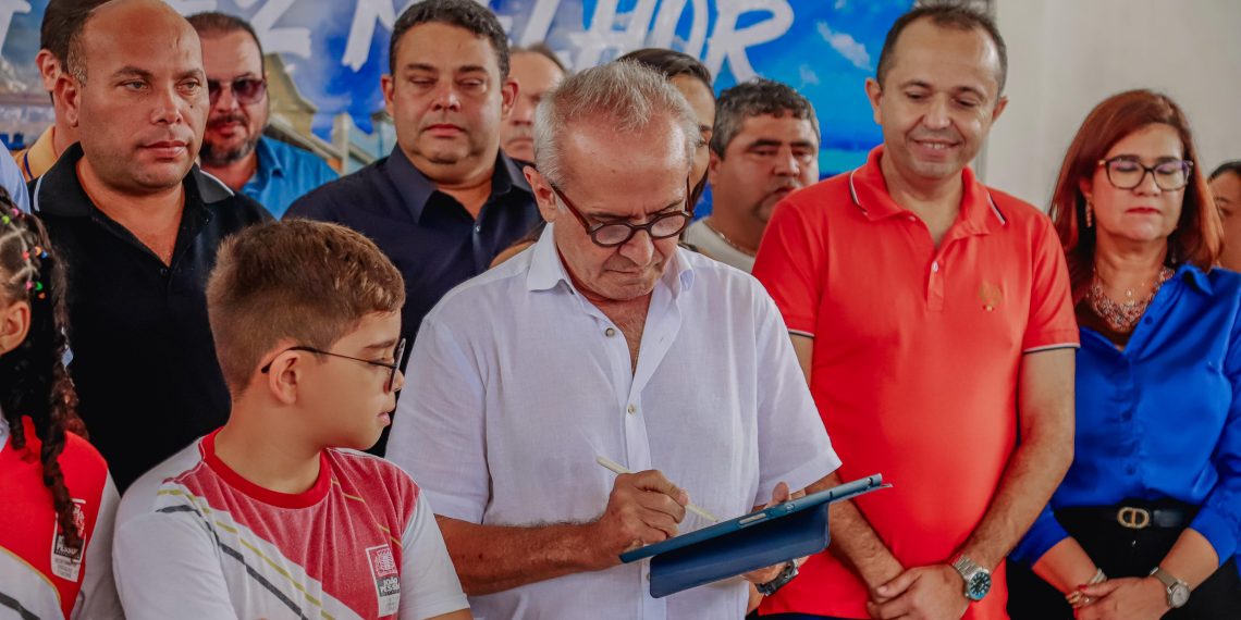 Prefeito assina termo de incorporação da Comunidade Aratu ao patrimônio da União e projeta regularização fundiária e obras de urbanização