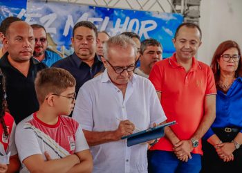 Prefeito assina termo de incorporação da Comunidade Aratu ao patrimônio da União e projeta regularização fundiária e obras de urbanização