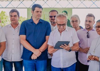 Prefeito assina termo para beneficiar instituições de longa permanência e entrega calçadas padronizadas no Bairro dos Estados