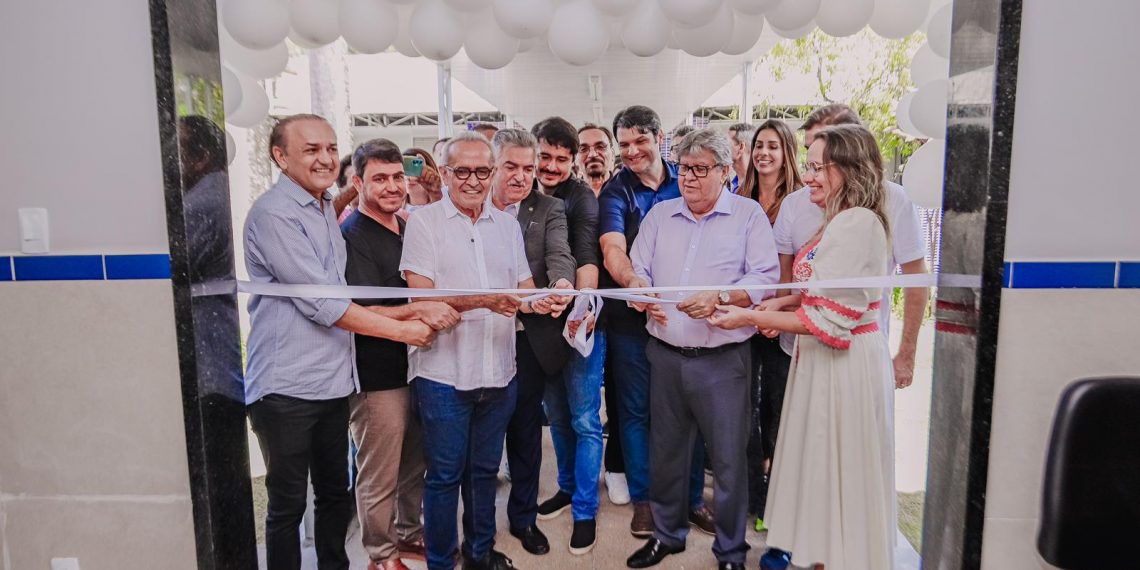 Prefeito assina termo para beneficiar instituições de longa permanência e entrega calçadas padronizadas no Bairro dos Estados