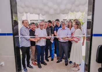 Prefeito assina termo para beneficiar instituições de longa permanência e entrega calçadas padronizadas no Bairro dos Estados