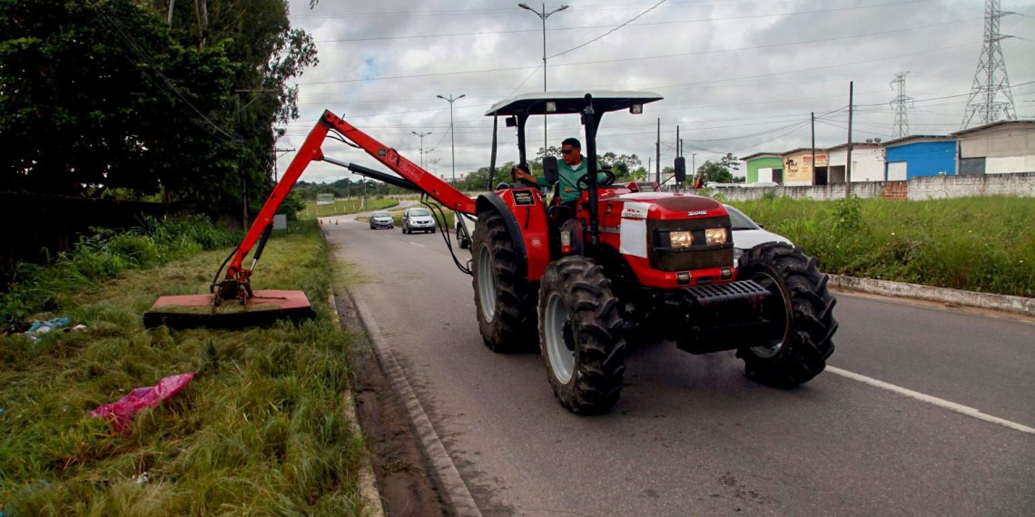Doze bairros recebem serviços de roçagem, capinação e pintura de meio-fio