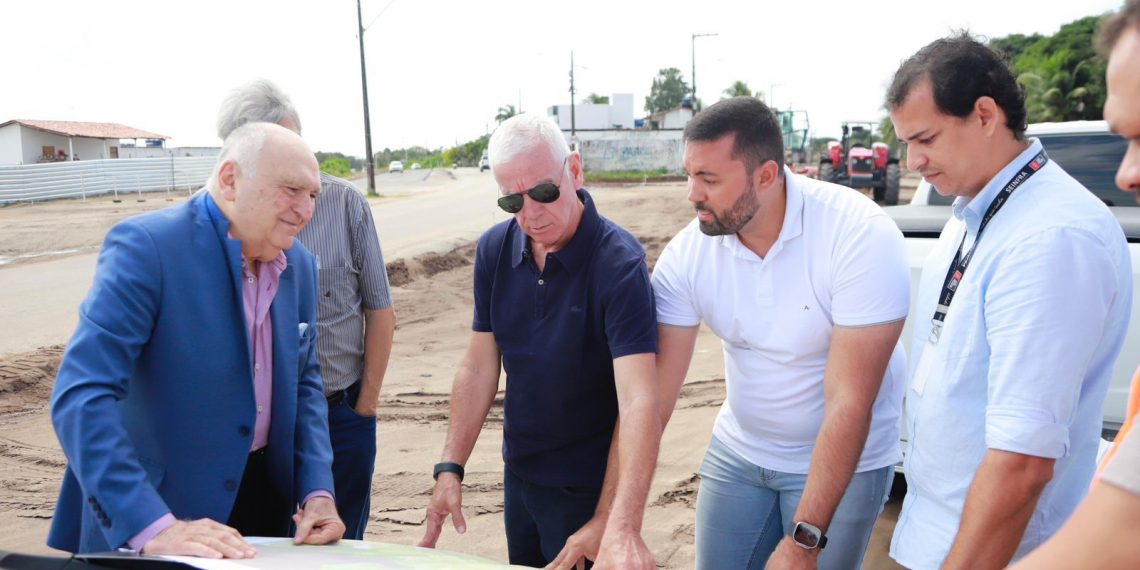 Prefeito em exercício realiza inspeção às obras do Residencial Quilombola e do Orla Sul