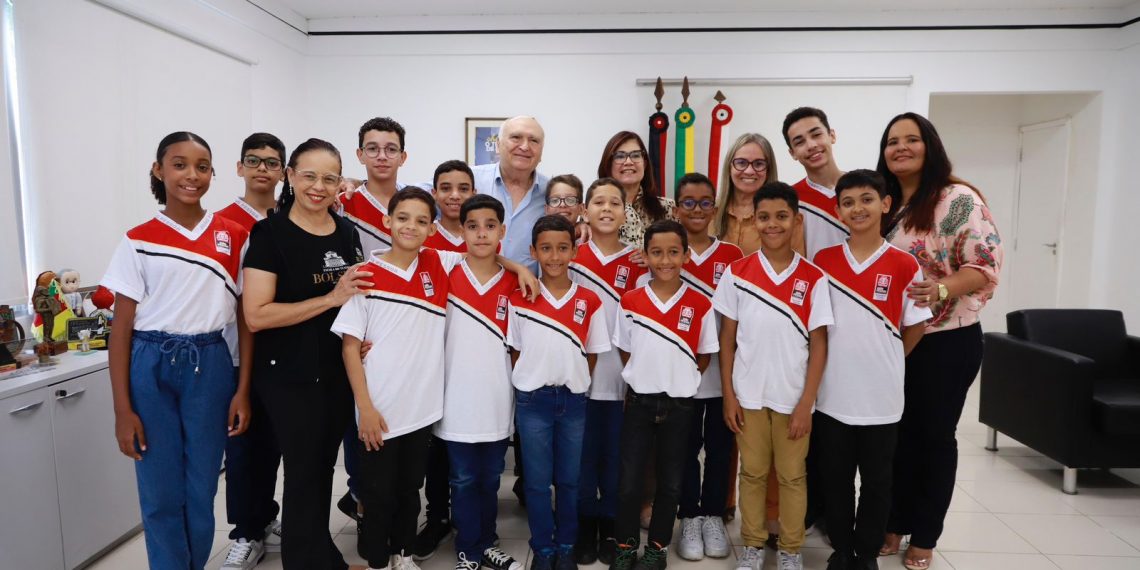 Prefeito em exercício recebe crianças de João Pessoa que estudam no Balé Bolshoi