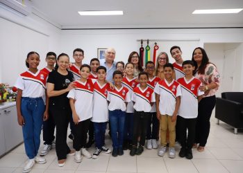 Prefeito em exercício recebe crianças de João Pessoa que estudam no Balé Bolshoi