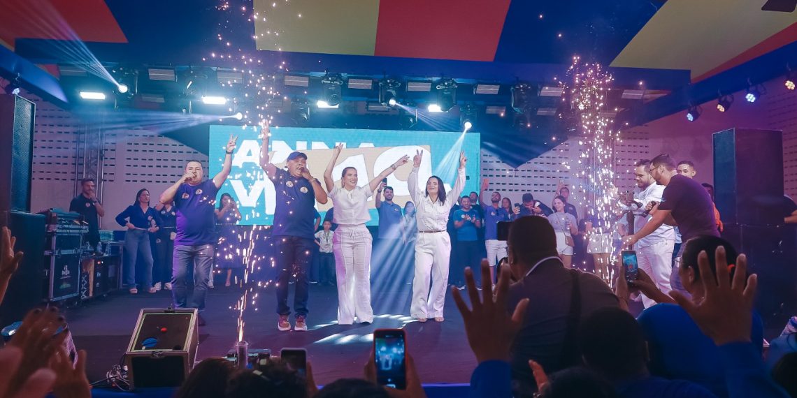 Anna Virgínia é ovacionada por mais de 4 mil pessoas em convenção partidária