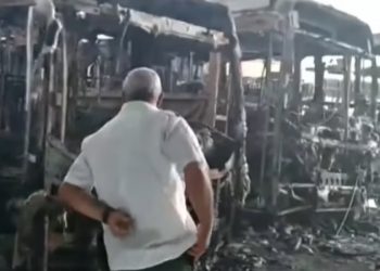 Incêndio deixa cinco ônibus destruídos na garagem de empresa de transporte coletivo