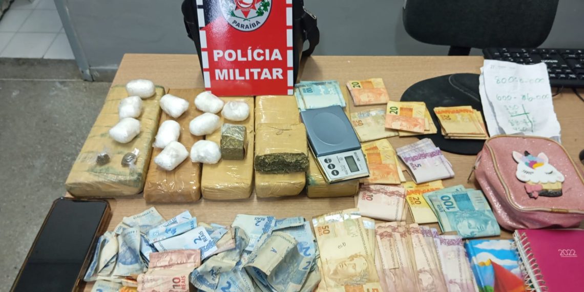 PM prende mulher suspeita de fazer transporte de drogas com criança de colo na Paraíba