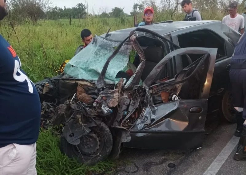 Acidente entre carros e caminhão deixa um morto e dez feridos, em Puxinanã