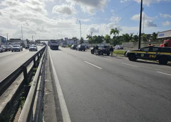 PRF libera os dois sentidos da BR-101 após confronto com manifestantes, em JP
