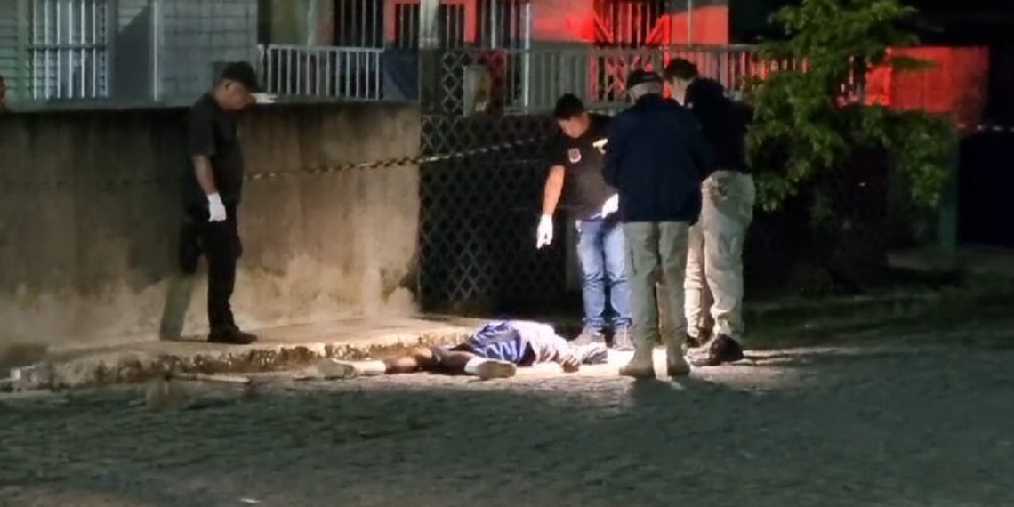 Homem é morto com 11 tiros na região da cabeça no bairro Alto das Populares, em Santa Rita
