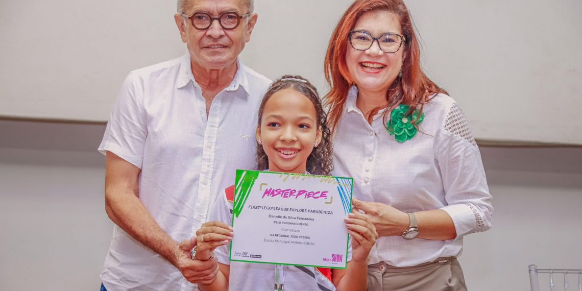 Prefeito entrega certificados aos alunos classificados para etapa nacional de robótica e celebra reconhecimento do ensino municipal