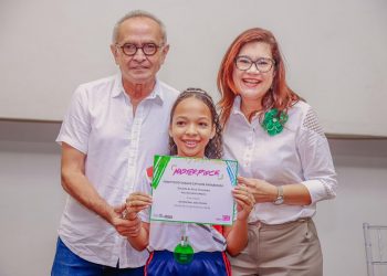 Prefeito entrega certificados aos alunos classificados para etapa nacional de robótica e celebra reconhecimento do ensino municipal