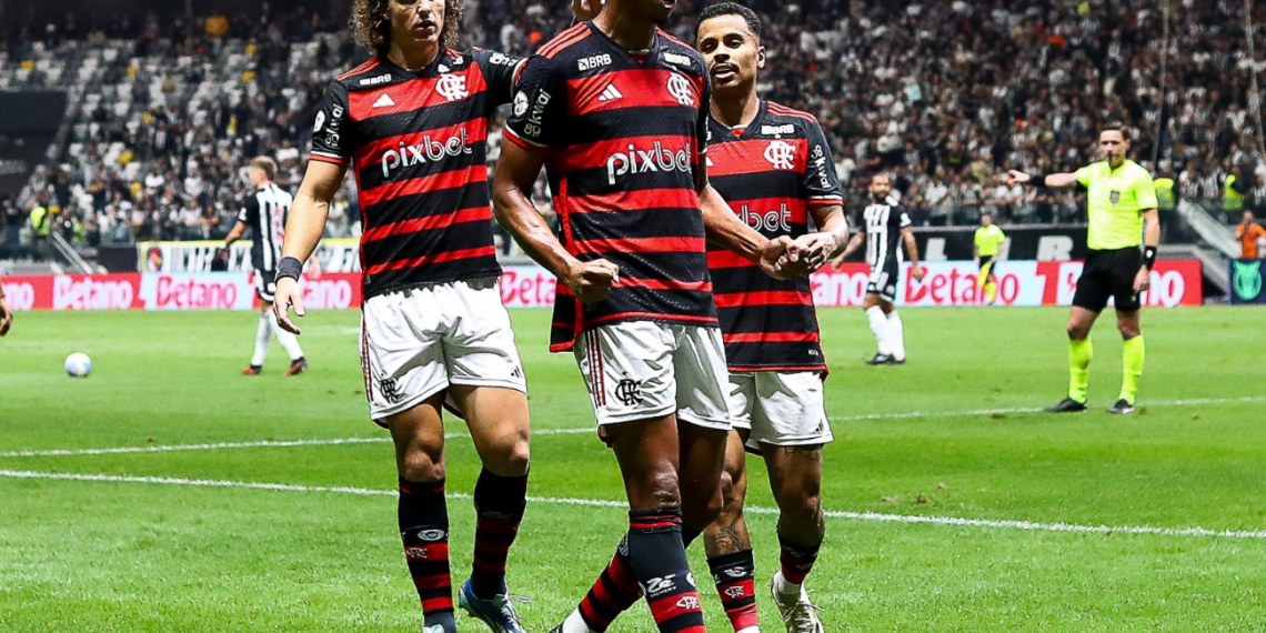 Flamengo goleia Atlético-MG e segue na liderança do Brasileiro