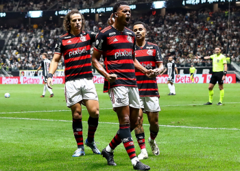 Flamengo goleia Atlético-MG e segue na liderança do Brasileiro
