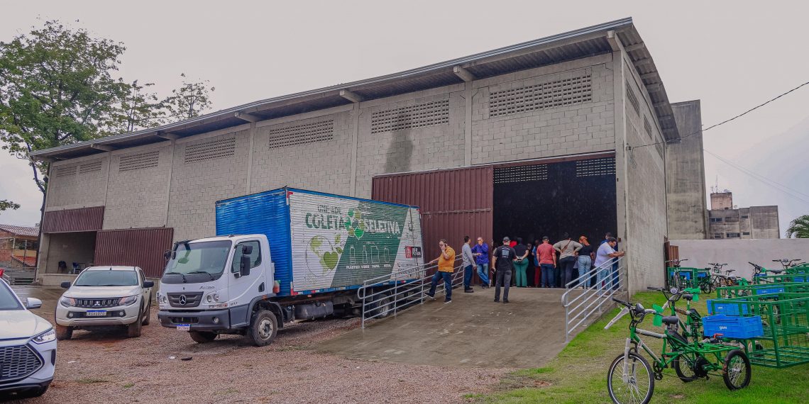 Prefeito entrega novo galpão sustentável no Jardim Cidade Universitária e nove recicletas para a coleta seletiva