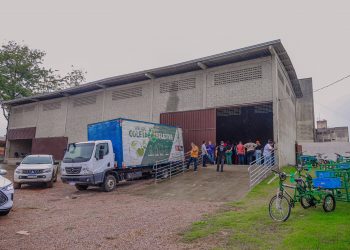 Prefeito entrega novo galpão sustentável no Jardim Cidade Universitária e nove recicletas para a coleta seletiva