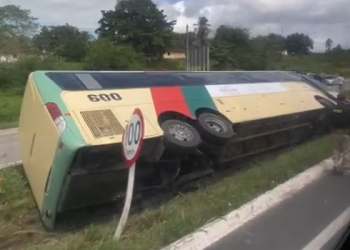 Acidente de ônibus na BR-230 deixa pelo menos quatro feridos, em Café do Vento