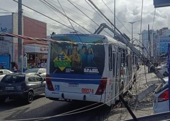Após colisão, poste quebra e cai em cima de ônibus, nos Bancários