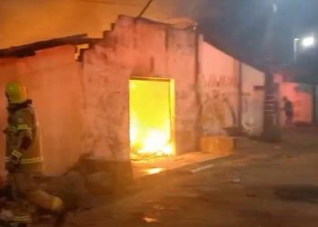 Incêndio atinge galpão de mercado público em Santa Rita