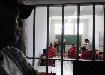 Governo autoriza instalação de empresas em prisões; detentos serão empregados