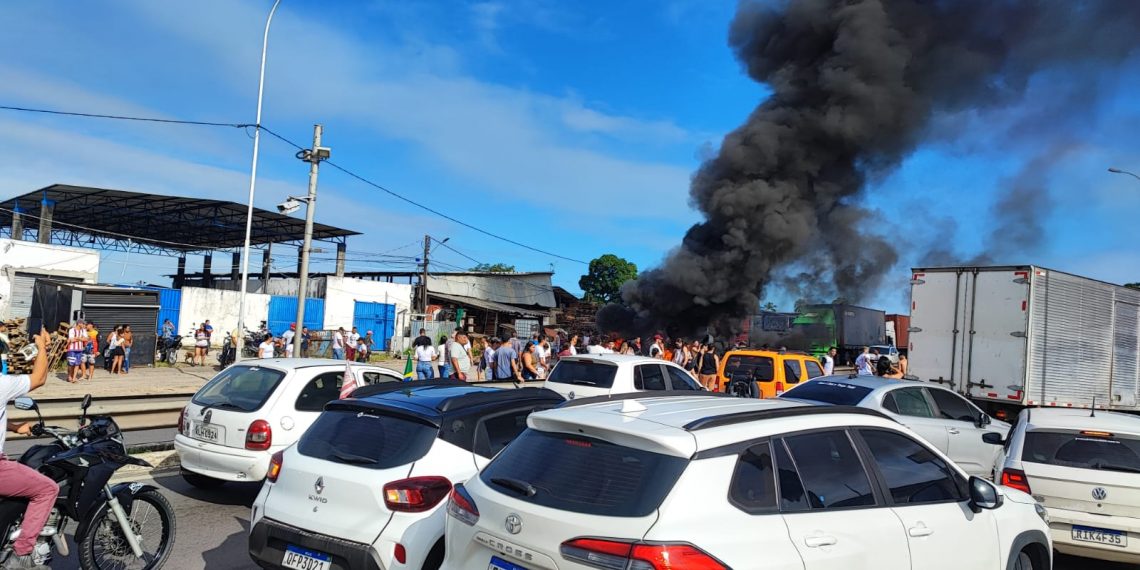 Depois de mais de cinco horas de interdição, manifestantes liberam tráfego de veículos na BR-101 nos dois sentidos
