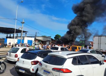 Depois de mais de cinco horas de interdição, manifestantes liberam tráfego de veículos na BR-101 nos dois sentidos