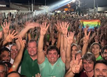 Helder, Dr. Zé Célio e Tyrone arrastam multidão no primeiro comício em Sousa