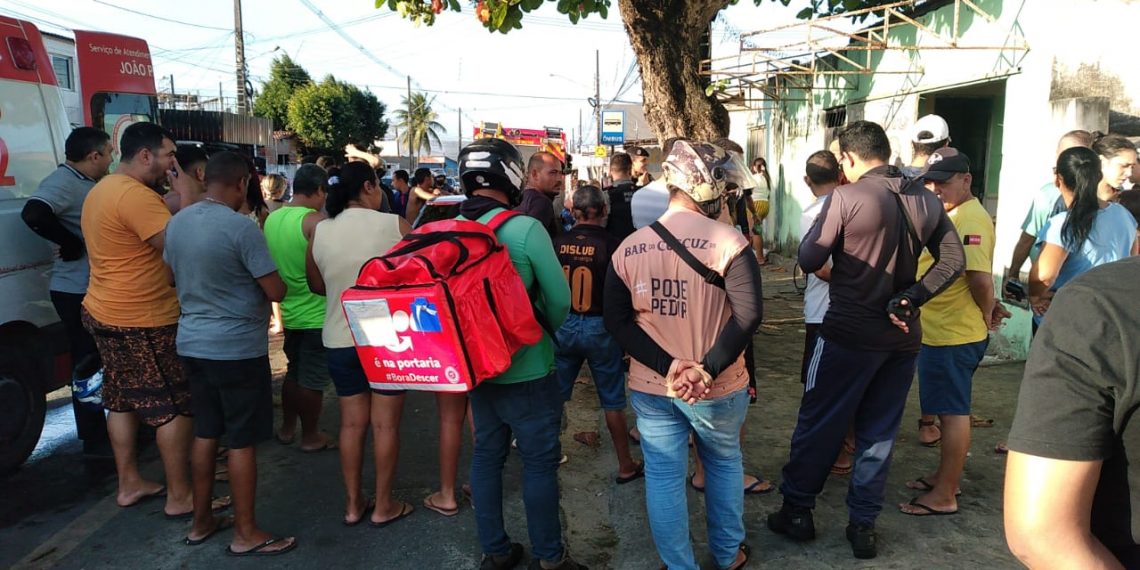 Jovem é atingido por tiro dentro de lava jato, em Mangabeira