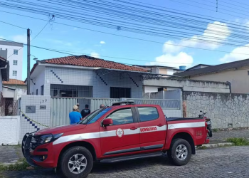Homem morre e corpo fica carbonizado após incêndio, em Jaguaribe