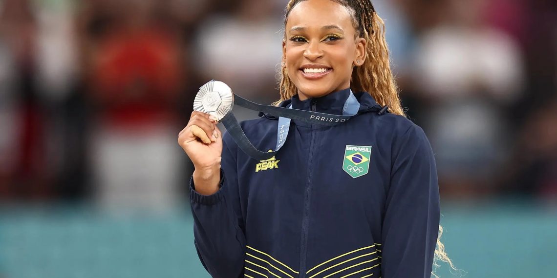 Rebeca Andrade conquista prata e garante quarta medalha olímpica da carreira
