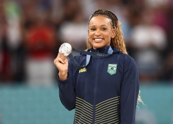Rebeca Andrade conquista prata e garante quarta medalha olímpica da carreira