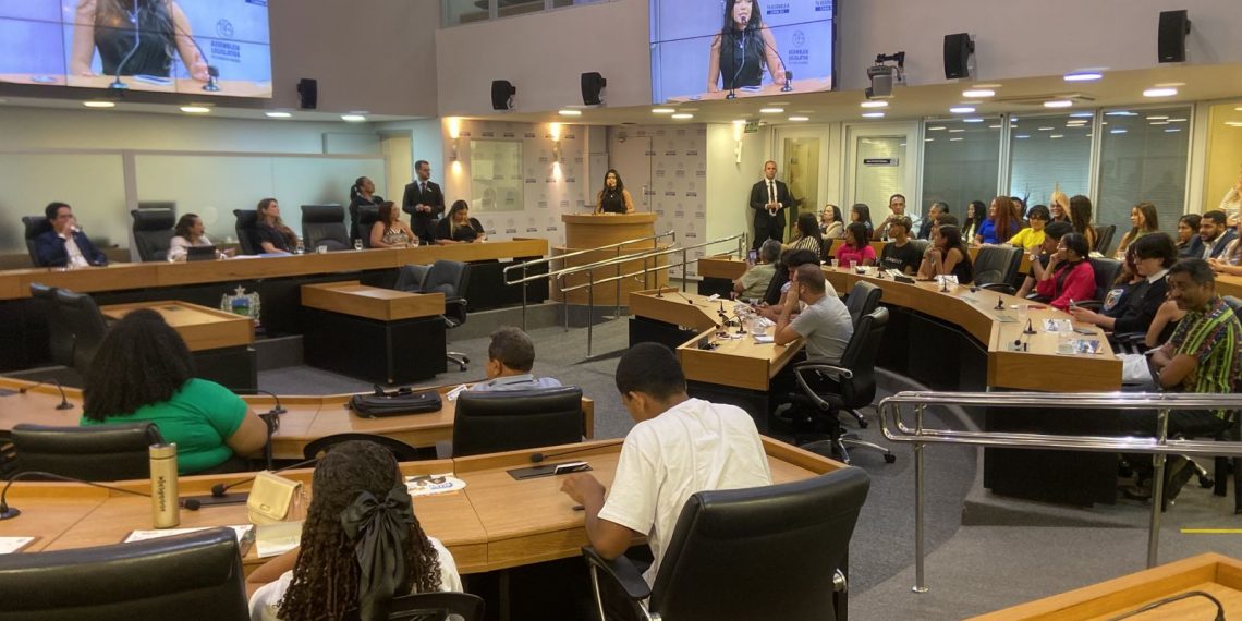 Comissão de Educação da ALPB debate públicas para a juventude na Paraíba