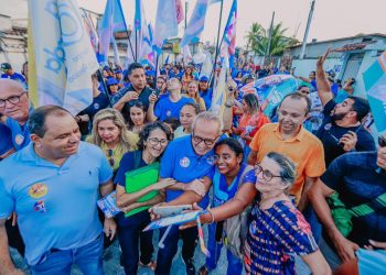 Cícero e Leo realizam caminhada no Bairro das Indústrias