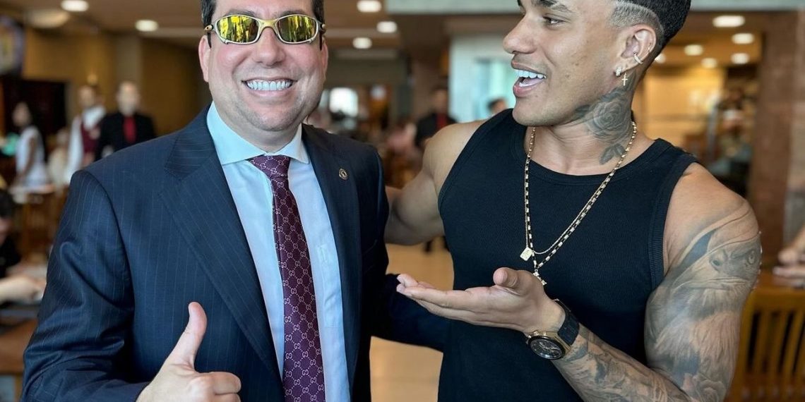 ALPB aprova Medalha Epitácio Pessoa ao influencer Alê Oliveira; iniciativa é do deputado Felipe Leitão