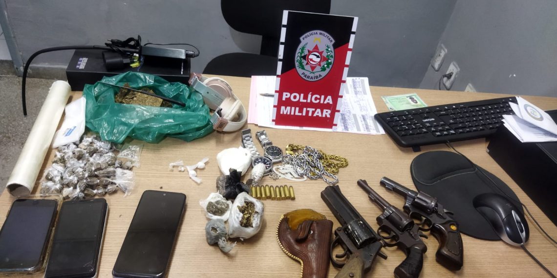 Polícia apreende quatro adolescentes com armas e drogas, em Campina Grande