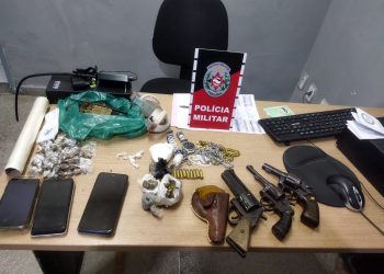 Polícia apreende quatro adolescentes com armas e drogas, em Campina Grande
