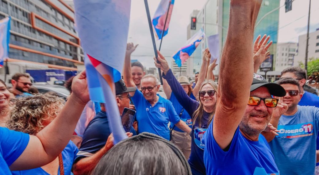 Cícero e Leo celebram com apoiadores ao projeto de reeleição