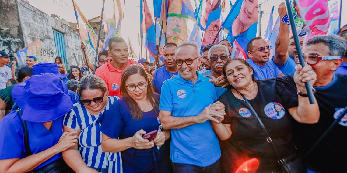 Cícero e Leo celebram com moradores as obras realizadas no Roger, durante caminhada