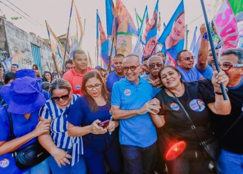 Cícero e Leo celebram com moradores as obras realizadas no Roger, durante caminhada
