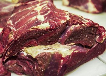 Carga de 700 kg de carne roubada é apreendida durante ação da polícia, na Paraiba