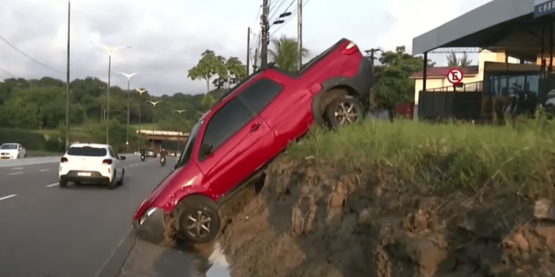 Inusitado: carro cai de barranco após motorista se perder em João Pessoa
