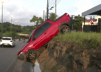 Inusitado: carro cai de barranco após motorista se perder em João Pessoa