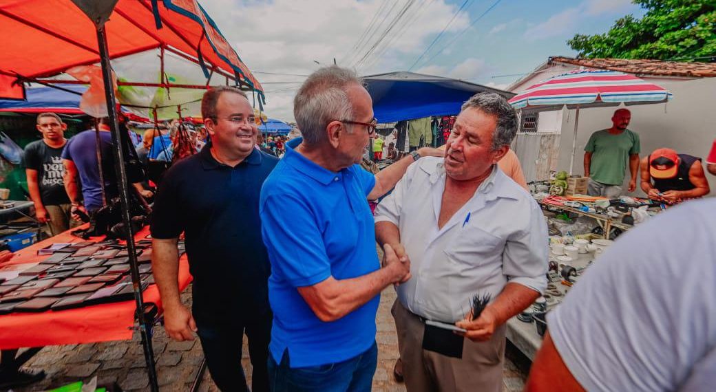 Cícero Lucena detalha novo projeto da nova Feira de Oitizeiro, em conversa com feirantes e consumidores