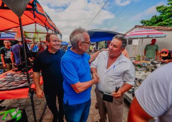 Cícero Lucena detalha novo projeto da nova Feira de Oitizeiro, em conversa com feirantes e consumidores