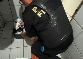 Suspeita de aliciar eleitores escondeu telefone no lixo, mostra relatório da PF