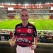 Flamengo entra em campo com camisa do programa “Antes que aconteça”, da senadora Daniella Ribeiro”
