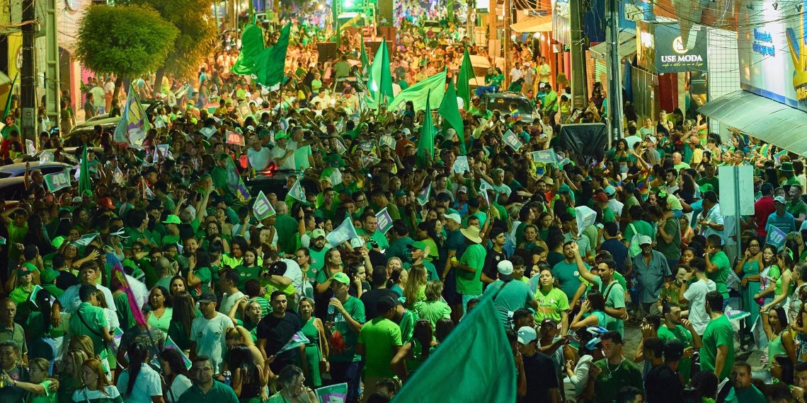 Puxada por Helder, Zé Célio e Tyrone, multidão toma principais avenidas de Sousa no maior evento político da cidade