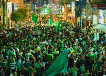 Puxada por Helder, Zé Célio e Tyrone, multidão toma principais avenidas de Sousa no maior evento político da cidade